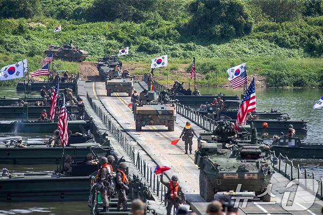 육군 제7공병여단은 2025년 UFS/TIGER의 일환으로 지난 25일부터 27일까지 경기도 여주 남한강 일대에서 '한미연합 제병협동 도하훈련'을 실시했다. 사진은 완성된 연합부교를 이용해 한미 연합군의 기계화부대가 도하하고 있는 모습. (육군 제공. 재판매 및 DB 금지) 2025.8.27/뉴스1