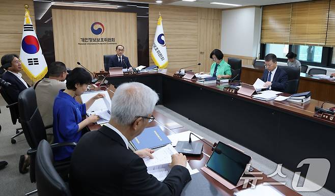 고학수 개인정보보호위원회 위원장이 27일 서울 종로구 정부서울청사에서 열린 제18회 전체회의에서 모두발언을 하고 있다.  2025.8.27/뉴스1 ⓒ News1 임세영 기자