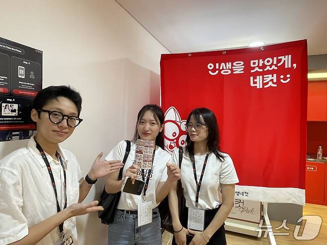 27일 뉴스1이 외국인을 대상으로 개최한 'K-브랜드 글로벌 캠프' 참가자가 농심 안양공장에서 '맛있는 인생 네컷'을 촬영했다/뉴스1 ⓒ News1 이강 기자