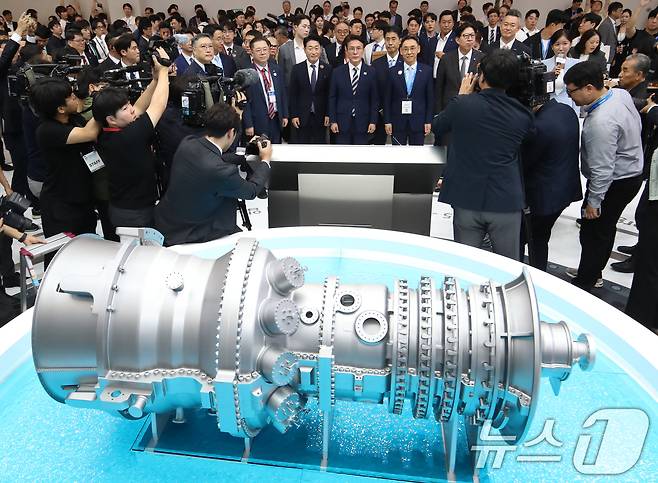 김민석 국무총리가 27일 부산 해운대구 벡스코 제1전시장에서 열린 '2025 기후산업국제박람회(WCE)'에서 두산 부스를 둘러보고 있다. 2025.8.27/뉴스1 ⓒ News1 윤일지 기자