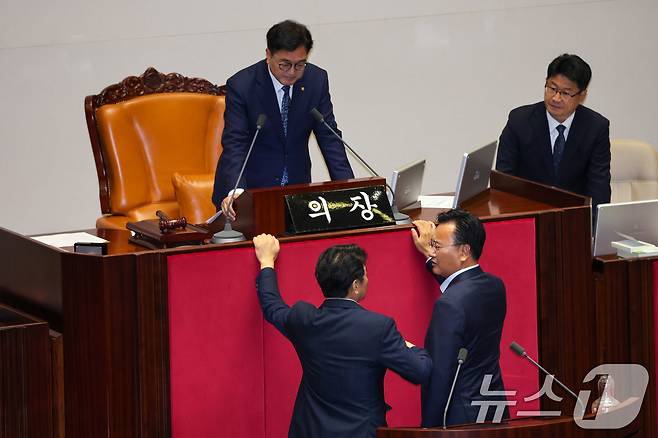 27일 오후 서울 여의도 국회에서 열린 제428회국회(임시회) 제3차 본회의에서 국민의힘 추천 몫 국가인권위원회 위원(이상현, 우인식) 선출안이 득표율 36.67%로 부결되자 국민의힘 유상범 원내수석, 민주당 문진석 원내수석이 의장석으로 가 대화하고 있다. 2025.8.27/뉴스1 ⓒ News1 안은나 기자