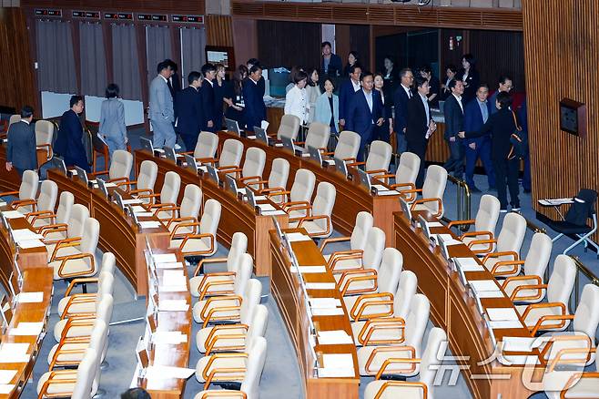 27일 오후 서울 여의도 국회에서 열린 제428회국회(임시회) 제3차 본회의에서 국민의힘 추천 몫 국가인권위원회 위원(이상현, 우인식) 선출안이 득표율 36.67%로 부결되자 국힘 의원들이 이에 항의하며 퇴장하고 있다. 2025.8.27/뉴스1 ⓒ News1 안은나 기자