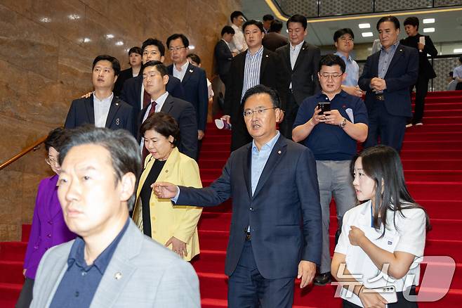 유상범 국민의힘 원내수석부대표를 비롯한 의원들이 27일 서울 여의도 국회에서 열린 제428회 국회(임시회) 제3차 본회의에서 국민의힘 추천 국가인권위원회 위원(이상현, 우인식) 선출안이 부결되자 이에 항의하며 본회의장을 나서고 있다. 2025.8.27/뉴스1 ⓒ News1 유승관 기자