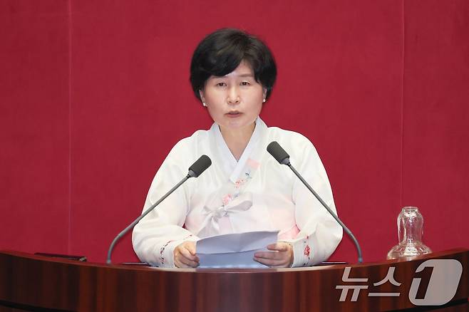 한복을 입은 백혜련 더불어민주당 의원이 27일 오후 서울 여의도 국회에서 열린 제428회국회(임시회) 제3차 본회의에서 내달 1일 정기국회 개회식 의원들의 한복 착용을 독려하며 자유 발언을 하고 있다. 2025.8.27/뉴스1 ⓒ News1 안은나 기자