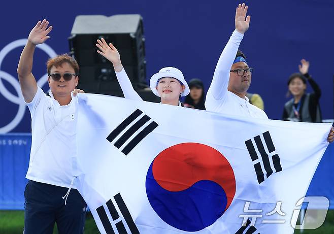 지난해 파리올림픽 양궁 혼성 단체 결승전에서 금메달을 확정한 후 김우진, 임시현 선수와 함께 기뻐하는 박성수 감독(왼쪽 첫번째)/뉴스1 ⓒ News1 박정호 기자