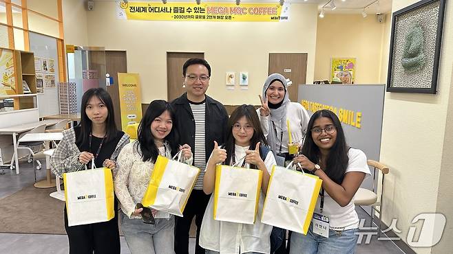 27일 뉴스1이 외국인을 대상으로 개최한 'K-브랜드 글로벌 캠프'에 서 서울 강남구에 위치한 앤하우스 본사를 방문해 참가자들이 신방섭 부사장과 사진을 찍고 있다./뉴스1 ⓒ News1 이강 기자