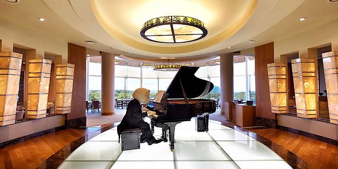 테디밸리 골프&리조트 로비에서 식당으로 향하는 통로에는 테디베어가 피아노를 연주하고 있다. 사진 | 테디밸리 골프&리조트