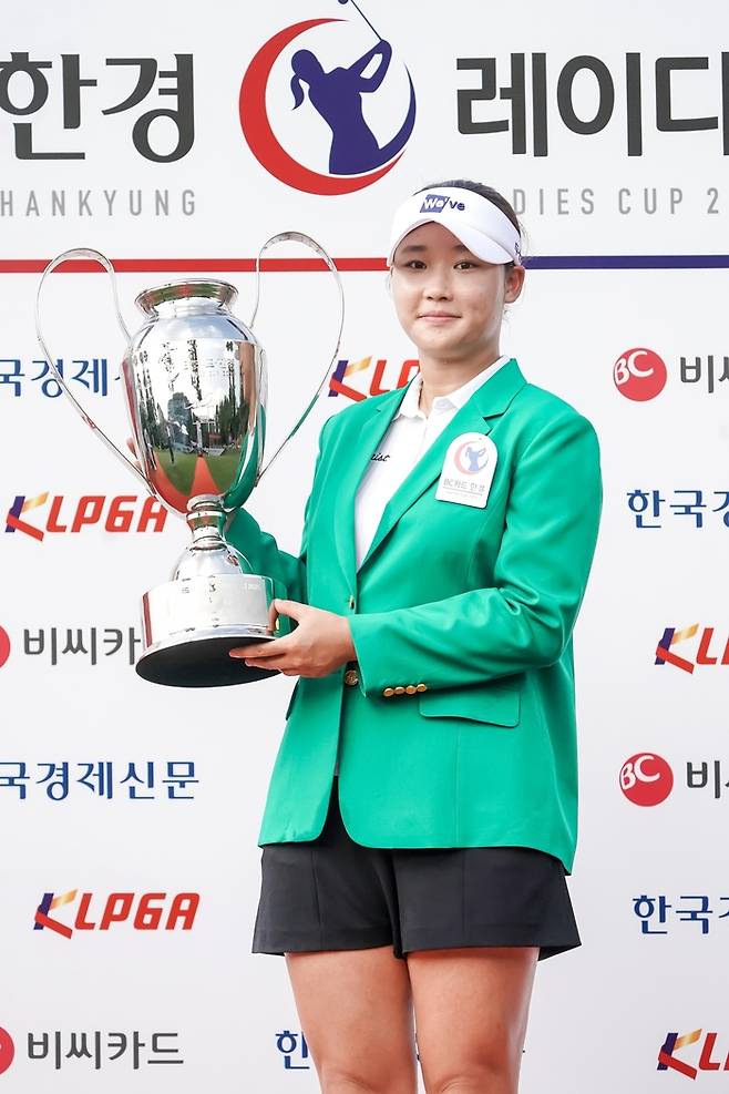 김민솔이 24일 경기도 포천에 위치한 포천힐스CC에서 열린 ‘BC카드·한경 레이디스컵’에서 생애 첫 우승을 차지했다. 사진 | 두산건설