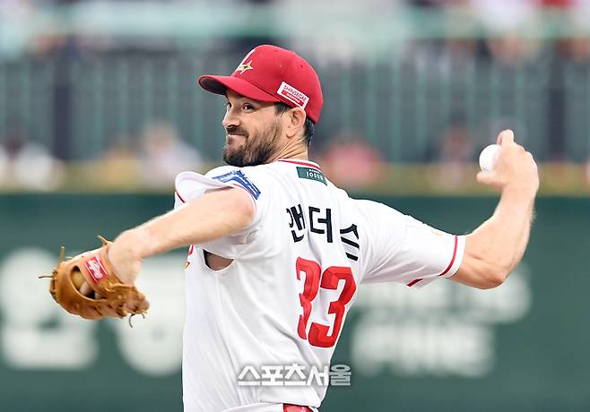 SSG 앤더슨이 27일 인천 SSG랜더스필드에서 열린 2025 KBO리그 KIA와 경기에 선발 등판해 힘차게 공을 던지고 있다. 문학 | 박진업 기자 upandup@sportsseoul.com