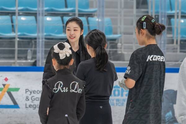 플레이윈터 피겨 아카데미서 빙상수업 중인 김연아. /사진=2018평창기념재단