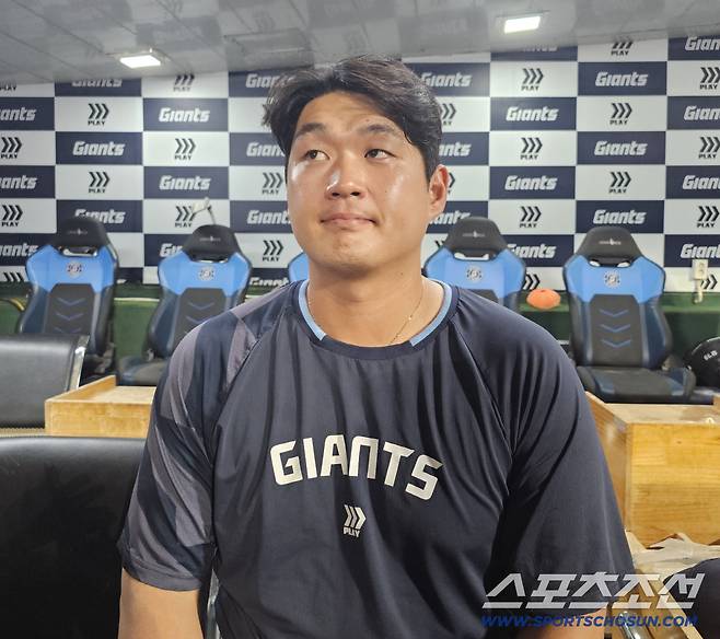 인터뷰에 임한 나균안. 김영록 기자
