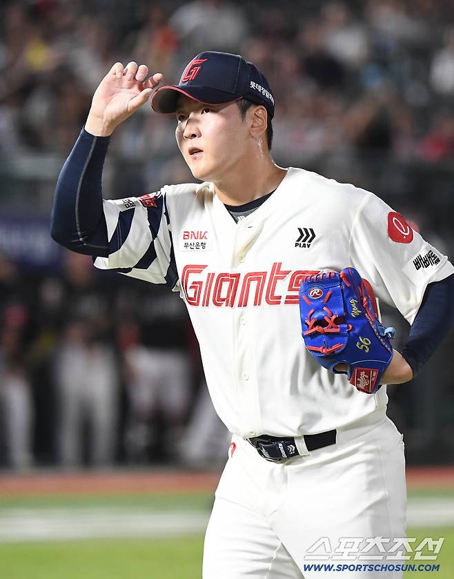 26일 부산 사직구장에서 열린 KT와 롯데의 경기. 8회초 2사 2루. 안현민을 내야땅볼로 처리한 최준용. 부산=정재근 기자 cjg@sportschosun.com/2025.8.26/