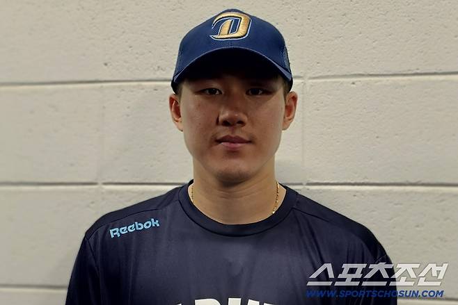 NC 최원준이 26일 LG전서 1430일만에 4안타를 치고 인터뷰를 하고 있다. 창원=권인하 기자