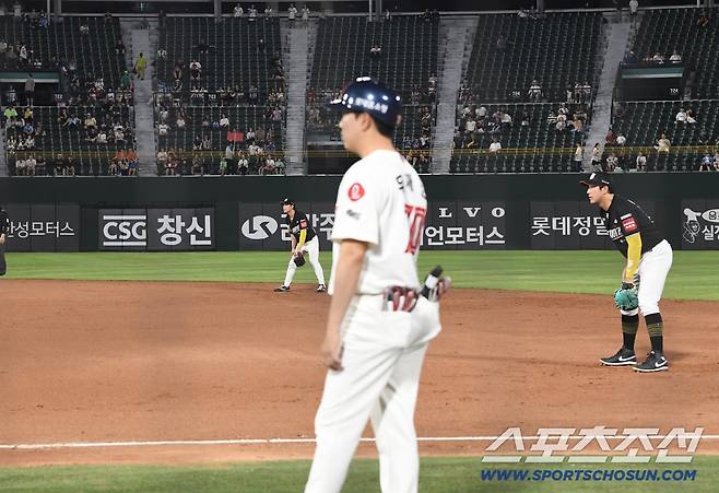 26일 부산 사직구장에서 열린 KT와 롯데의 경기. 연일 만원 관중을 이루던 사직구장 외야 관중석이 텅 비어 있다. 사진=정재근 기자 cjg@sportschosun.com