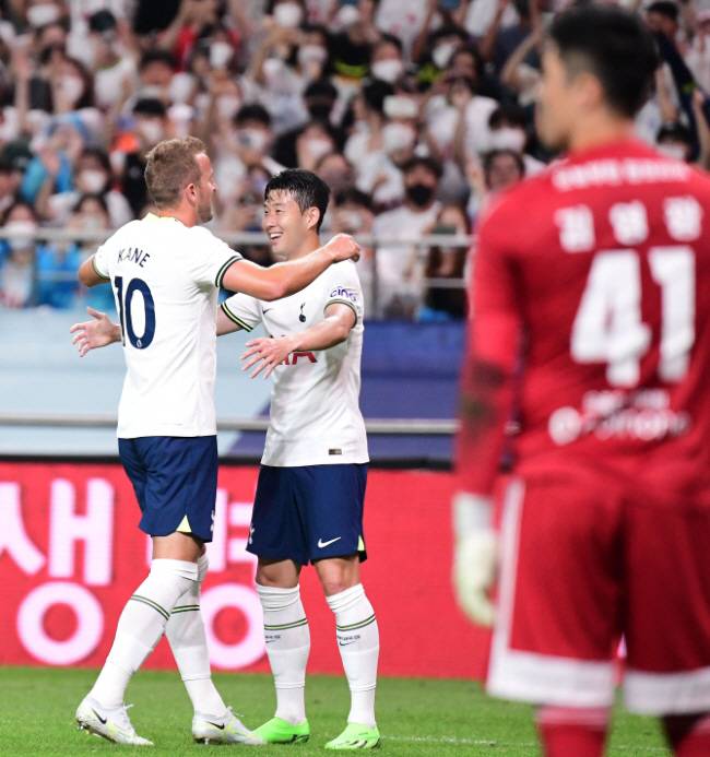 13일 서울 상암동 서울월드컵경기장에서 팀 K리그와 토트넘의 경기가 열렸다. 골을 성공시킨 케인이 손흥민과 기쁨을 나누고 있다. 상암=송정헌 기자songs@sportschosun.com/2022.07.13/