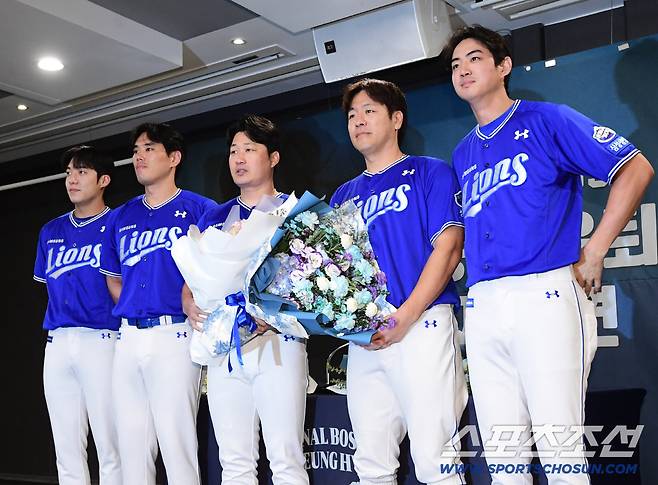 7일 오후 인천 송도 오라카이호텔에서 삼성 라이온즈 오승환 은퇴 기자회견이 열렸다. 동료들의 축하를 받고 있는 오승환. 인천=송정헌 기자songs@sportschosun.com/2025.08.07/