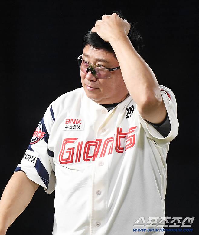 김태형 감독이 관중석을 향해 인사하고 있다. 부산=정재근 기자 cjg@sportschosun.com/2025.8.26/