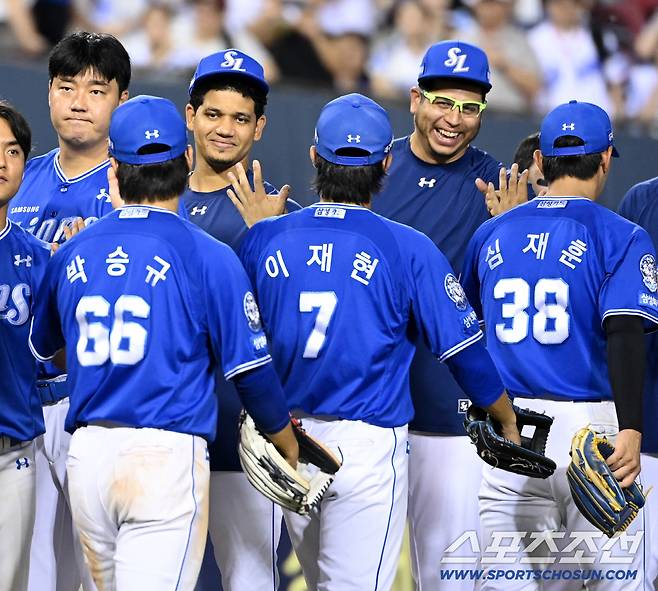 27일 잠실야구장에서 열린 삼성과 두산의 경기, 삼성 이 14대1로 승리하며 5연승을 달렸다. 승리의 기쁨을 나누는 삼성 선수들의 모습. 잠실=허상욱 기자wook@sportschosun.com/2025.08.27/