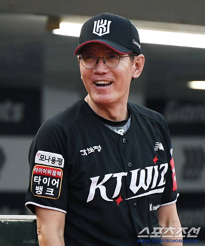 KT 이강철 감독이 경기 전 미소짓고 있다. 부산=정재근 기자 cjg@sportschosun.com/2025.8.26/