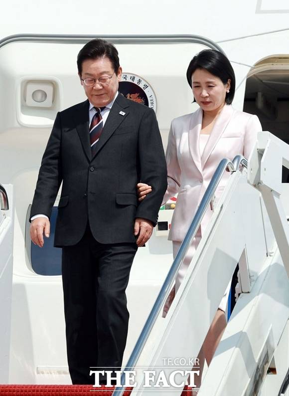 이재명 대통령과 김혜경 여사는 26일(현지시간) 오후 미국 필라델피아 서재필기념관을 방문했다. 이 대통령과 김혜경 여사가 24일 워싱턴D.C. 앤드루스 공군기지에 도착해 공군 1호기에서 내리고 있다. /뉴시스