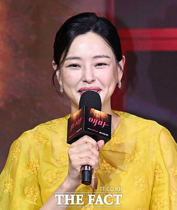 이하늬는 국제영화제에서 여우주연상을 받은 당대 최고의 탑배우이자 '더 이상의 노출 연기를 하지 않겠다'고 선언하며 새 영화 '애마부인'의 주연 캐스팅을 거절하는 희란 역을 맡아 열연을 펼쳤다. 사진은 지난 18일 오전 서울 마포구 호텔 나루 서울 엠갤러리에서 열린 넷플릭스 새 시리즈 '애마' 제작발표회에 참석해 인사말을 하고 있는 모습. 박헌우 기자