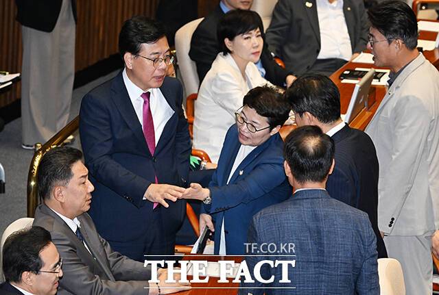 송언석 국민의힘 원내대표와 임이자 의원이 27일 오후 서울 여의도 국회에서 열린 본회의에 참석해 국가인권위원회 위원 이상현·우인식 선출안 부결된 뒤 김병기 더불어민주당 원내대표를 찾아 항의하고 있다. /국회=배정한 기자