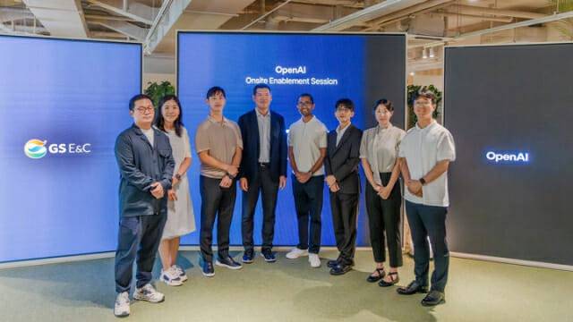 허윤홍 GS건설 대표와 오픈AI 관계자들이 지난 21일 서울 종로구 GS건설 본사에서 기념사진을 촬영하고 있다. (사진=GS건설)