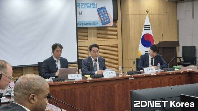 (가운데) 고삼석 동국대학교 AI융합대학 석좌 교수