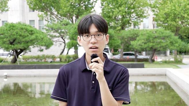 고등학생 서민준 군은 '금지는 교육이 아니'라며 '스마트폰 금지법'에 반대한다는 목소리를 냈다