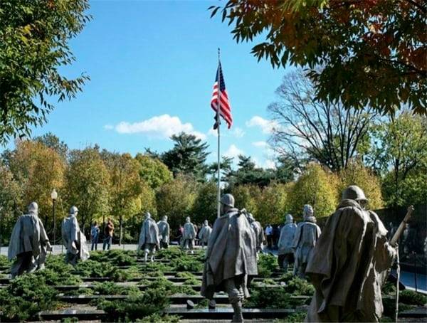 미국 워싱턴 DC의 한국전 참전용사 기념공원에 있는 '19인 용사상' 모습. /조선일보DB