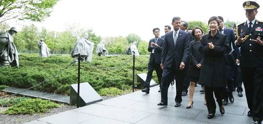 박근혜 대통령이 미국 방문 당시 워싱턴 DC의 한국전 참전용사 기념공원을 둘러보고 있는 모습. /조선일보DB