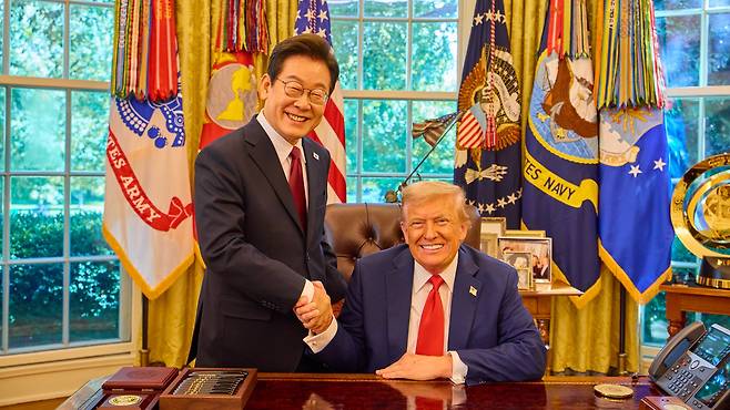 이재명 대통령이 8월 25일(현지 시각) 미국 워싱턴DC 백악관에서 도널드 트럼프 미 대통령과 악수하고 있다. / 연합뉴스