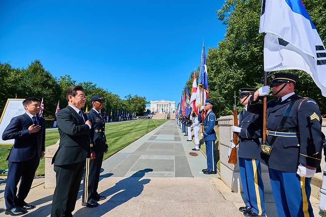 이재명 대통령이 26일(현지 시간) 미국 워싱턴DC 알링턴 국립묘지를 방문해 무명용사탑에 헌화 전 국기에 대한 경례를 하고 있다./뉴시스