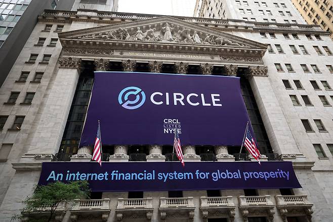 미국 뉴욕증권거래소(NYSE)에 걸린 미국의 스테이블코인 발행사인 서클의 현수막. /연합뉴스