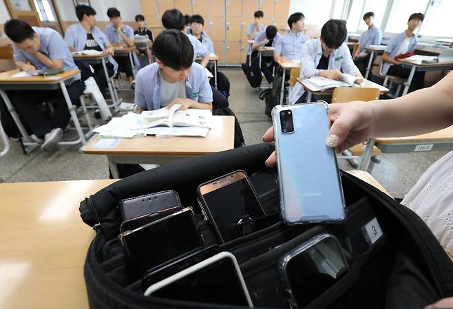 2023년 9월 1일 대전 중구 동산고등학교 1학년 교실에서 휴대폰을 수거하고 있다. /뉴스1