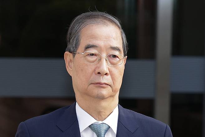 12·3 비상계엄 과정에서 윤석열 전 대통령의 내란 행위를 방조한 혐의를 받는 한덕수 전 국무총리가 27일 오후 서초구 서울중앙지방법원에서 열린 구속 전 피의자 심문(영장실질심사)을 마친 후 호송차에 탑승하고 있다./뉴스1