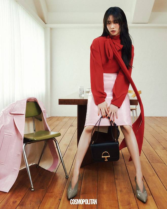 실크 톱 2백70만원, 샤이니 레더 펜슬 스커트 6백만원, 의자에 걸친 오버사이즈 재킷 1천50만원, 구찌 시에나 스몰 숄더백 5백50만원, 라이트 그레이 펌프스 1백86만원 모두 Gucci.