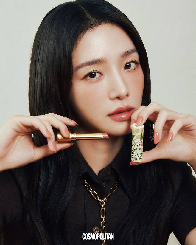 다양한 조합으로 바를 수 있는 팔레트 드 보떼 콰티오 멀티-유즈 크림 앤 파우더 쿼드 아이 팔레트 02 로사 니티다 10만7천원, 생기를 더하는 구찌 블러시 드 보떼 치크 & 아이파우더 03 래디언트 핑크 및 04 브라이트 코랄 각각 7만9천원, 가을 룩에 찰떡인 루즈 드 보떼 브리앙 글로우&케어 208 데이 멧 인 아르헨티나 6만3천원, 베르니 아 옹글 하이 샤인 네일 라커 414 페기 선번 4만4천원 모두 Gucci Beauty.  저지 셔츠 1백60만원, 구찌 스타파 골드톤 메탈 체인 네크리스 2백82만원 모두 Gucci.