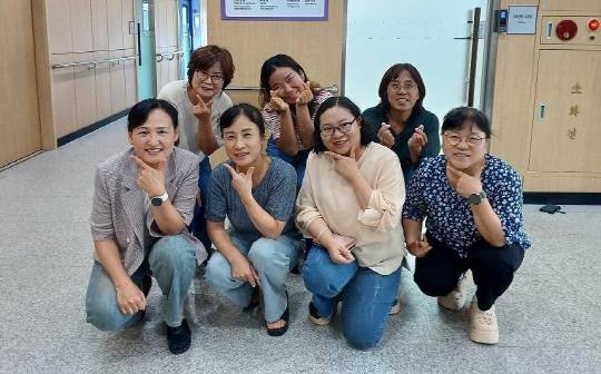 예산군가족센터 주경옥, 신현주. 김향분, 김선미, 황경하, 황티안하이, 조순미 주무관(뒷줄 왼쪽부터). 예산군가족센터 제공