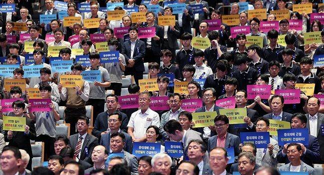 27일 서울 강남구 건설회관에서 열린 건설의 날 기념식에서 참석자들이 건설 현장 중대재해 근절과 안전 문화 혁신을 위한 결의문 낭독을 하고 있다.ⓒ연합뉴스