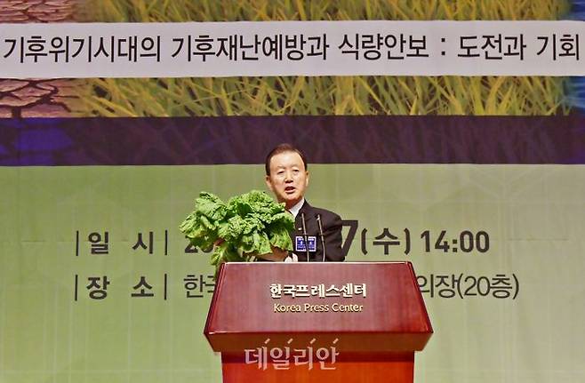 한국농수산식품유통공사(aT)는 27일 서울 프레스센터에서 열린 ‘2025 세계기후환경포럼’에서 홍문표 사장이 ‘기후위기 대응과 식량 안보 강화’를 주제로 기조강연을 했다고 밝혔다. ⓒ한국농수산식품유통공