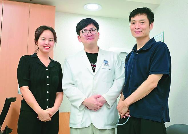 최근 아내에게 간이식을 받은 김 씨(오른쪽)와 남편에게 간을 공여한 아내(왼쪽·40). 부부는 이 교수에게 간이식 수술을 받고 현재 건강하게 회복 중이다.
