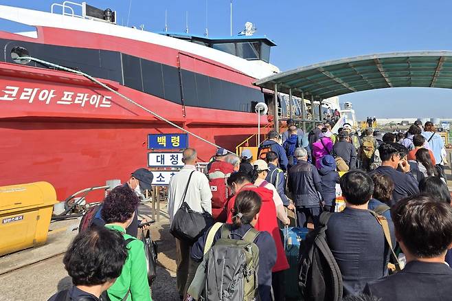 올 6월 25일 인천 중구 인천항연안여객터미널에서 시민들이 옹진군 백령도행 여객선을 타기 위해 이동하고 있다. 인천시 제공