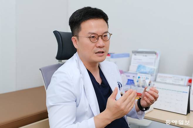 이중희 원주세브란스기독병원 교수가 자가 확장형 인공판막을 들고 경피적 대동맥판막 치환술(TAVI)에 대해 설명하고 있다. 홍은심 기자 hongeunsim@donga.com