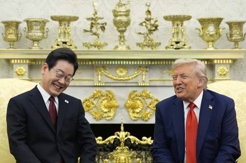도널드 트럼프 미국 대통령(왼쪽)과 존 볼턴 전 백악관 국가안보보좌관(오른쪽). AP 연합뉴스 자료사진