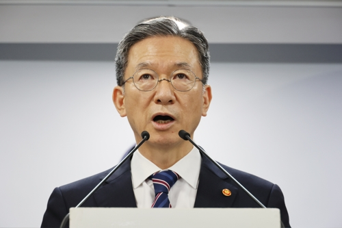 정성호 법무부 장관이 지난 11일 서울 종로구 정부서울청사에서 8.15 광복절 특별사면 명단을 발표하고 있다. [연합뉴스]