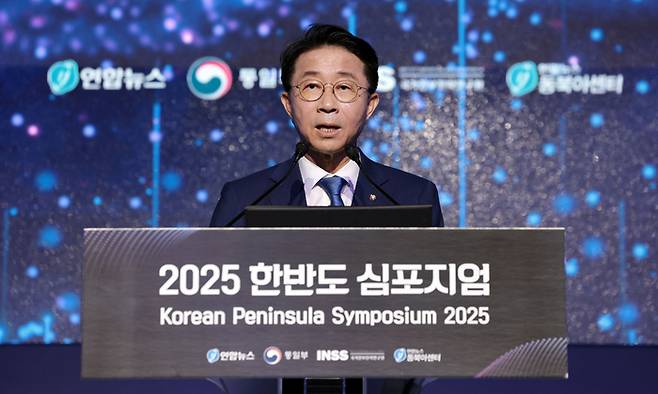 더불어민주당 외교안보통일자문회의 의장인 조정식 의원이 26일 서울 중구 신라호텔 다이너스티홀에서 열린 2025 한반도 심포지엄에서 기조연설을 하고 있다. 연합뉴스