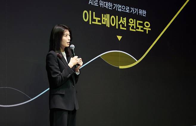 정신아 카카오 CA협의체 의장이 지난 3월 18일 경기 용인시 '카카오 AI캠퍼스'에서  열린 '원 카카오 서밋(One Kakao Summit)'에서 기조연설을 하고 있다. 〈자료 카카오〉