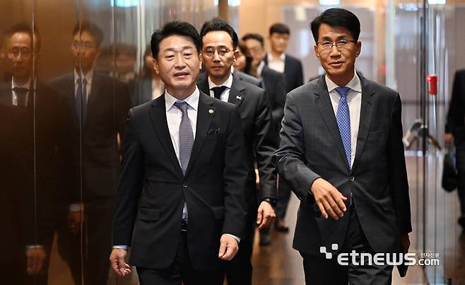 2025 APEC 에너지장관회의, 청정에너지 및 미션이노베이션 장관회의 성공적 개최를 위한 산업통상자원부와 현대차그룹 간의 업무협약식이 22일 경기 고양시 현대모터스튜디오 고양에서 열렸다. 이호현 산업통상자원부 제2차관(왼쪽)과 김동욱 현대차그룹 부사장이 행사장에 들어서고 있다.  이동근기자 foto@etnews.com