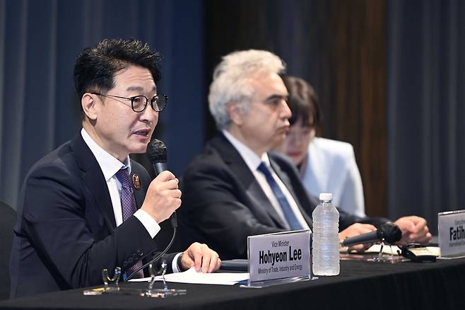 이호현 산업통상자원부 2차관이 27일 부산 해운대구 파라다이스호텔에서 파티 비롤 국제에너지기구(IEA) 사무총장과 공동 기자회견을 하고 있다. 연합뉴스